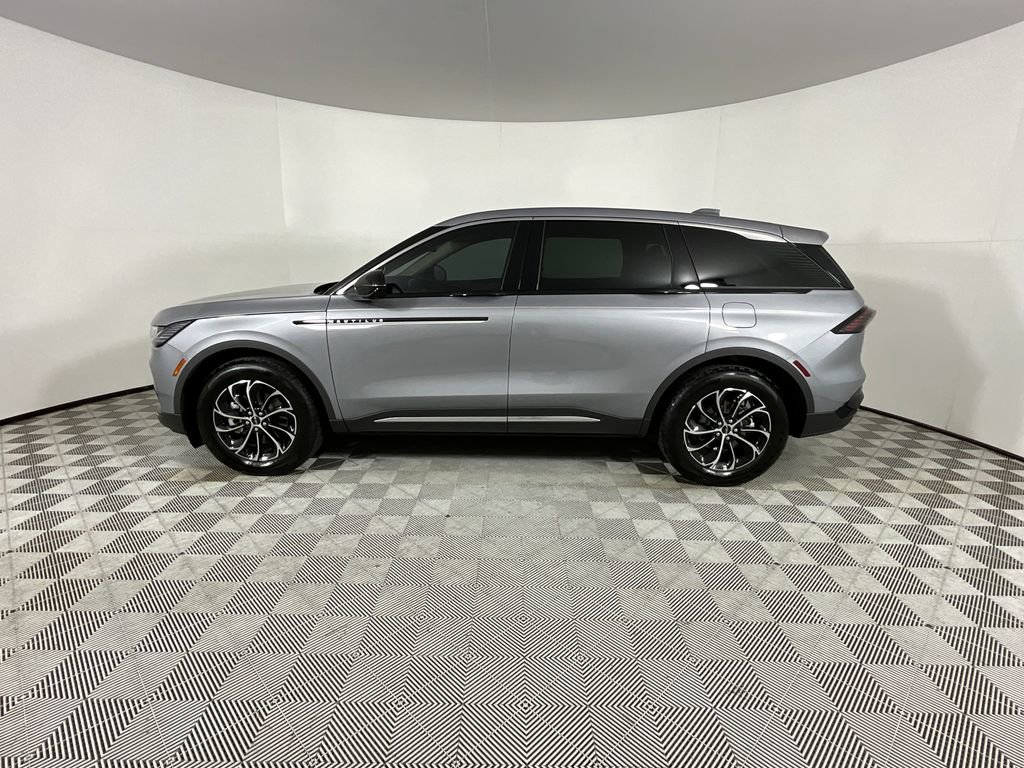 Used 2025 Lincoln Nautilus Premier image 2