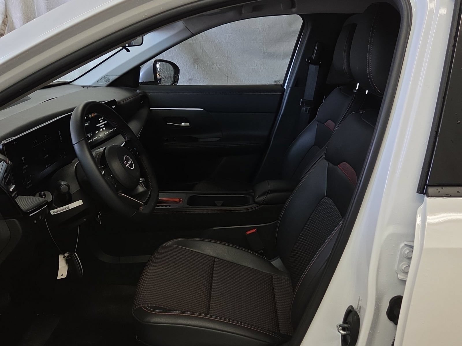 Used 2025 Nissan Kicks SR FWD image 3