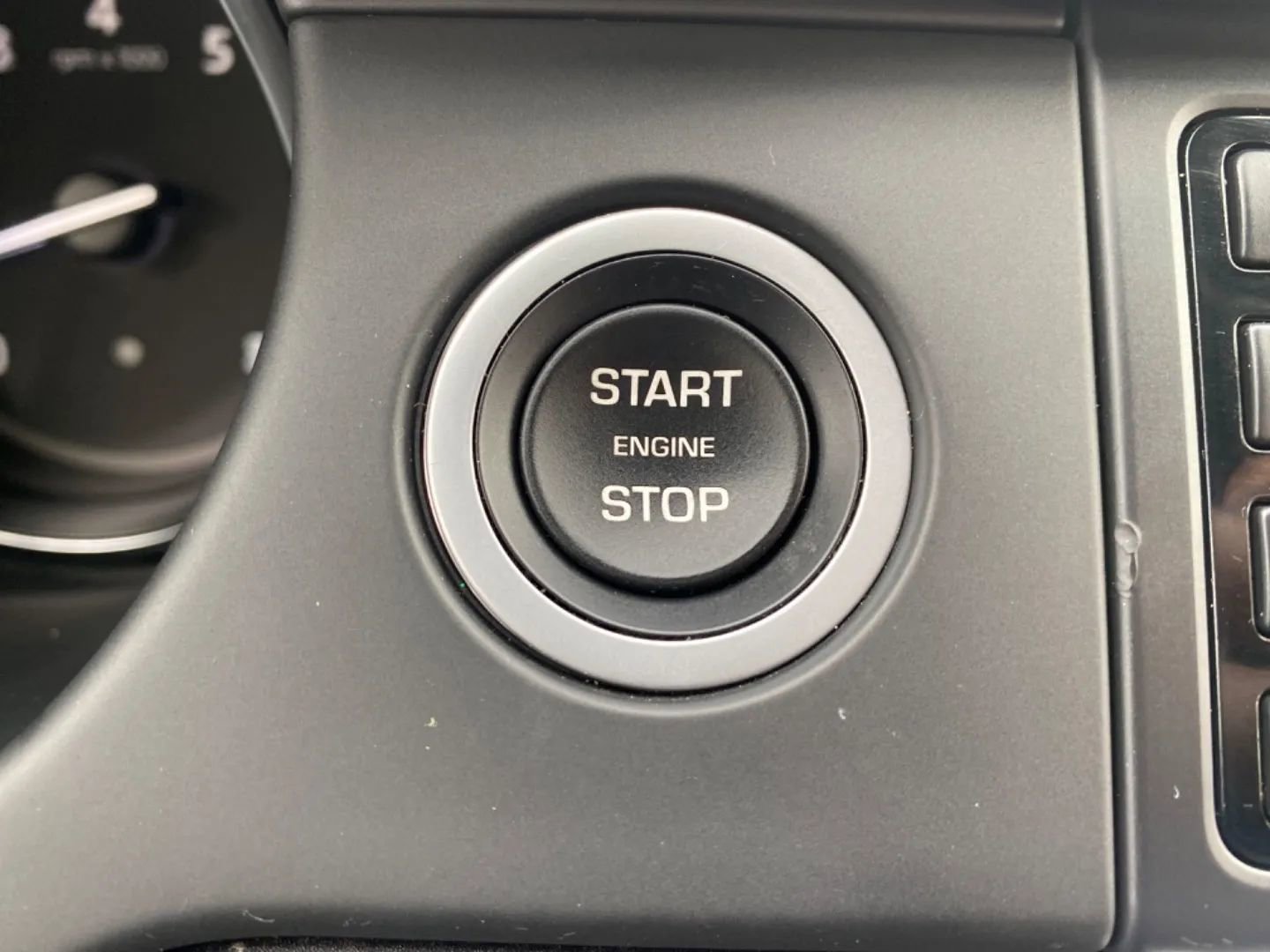 Used 2019 Land Rover Discovery Sport HSE AWD/4WD image 18