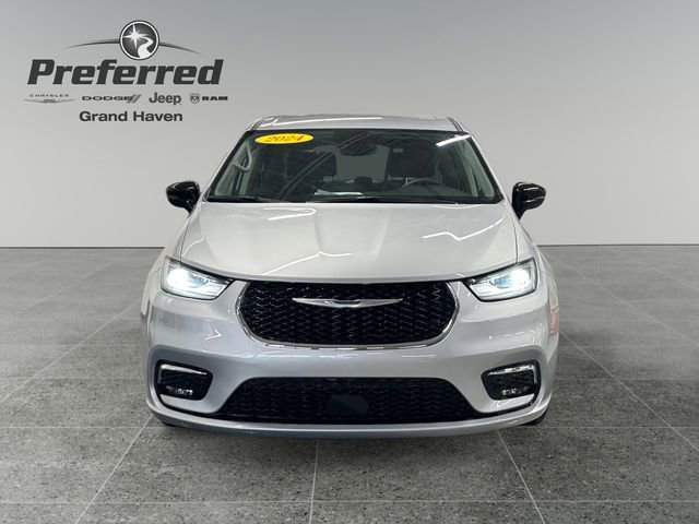 Used 2024 Chrysler Pacifica Touring-L FWD image 11