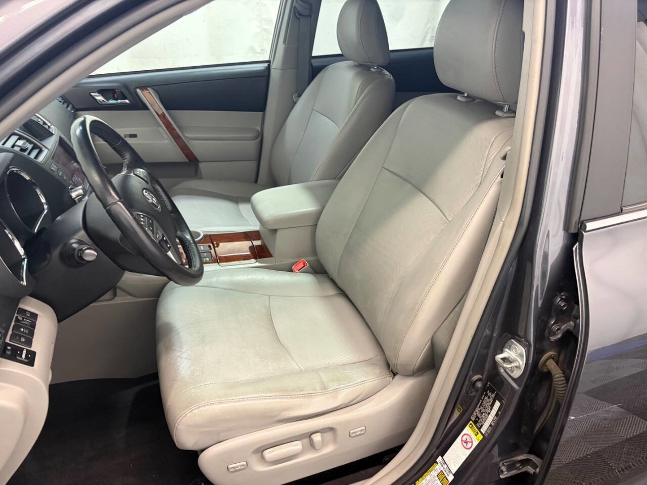 Used 2012 Toyota Highlander Limited w/ Tow Pkg image 37