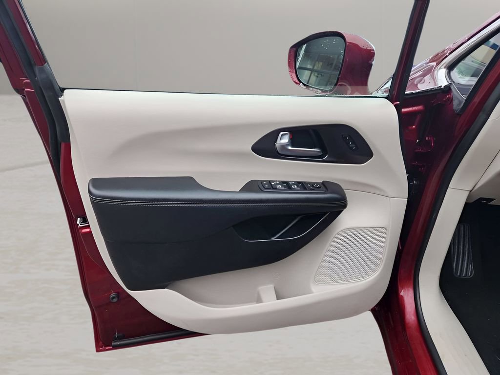 Used 2020 Chrysler Pacifica Limited FWD image 9
