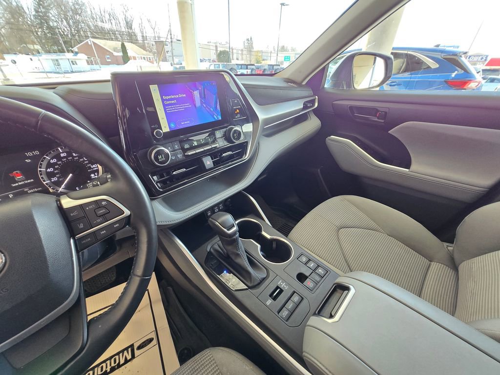 Used 2023 Toyota Highlander LE image 19