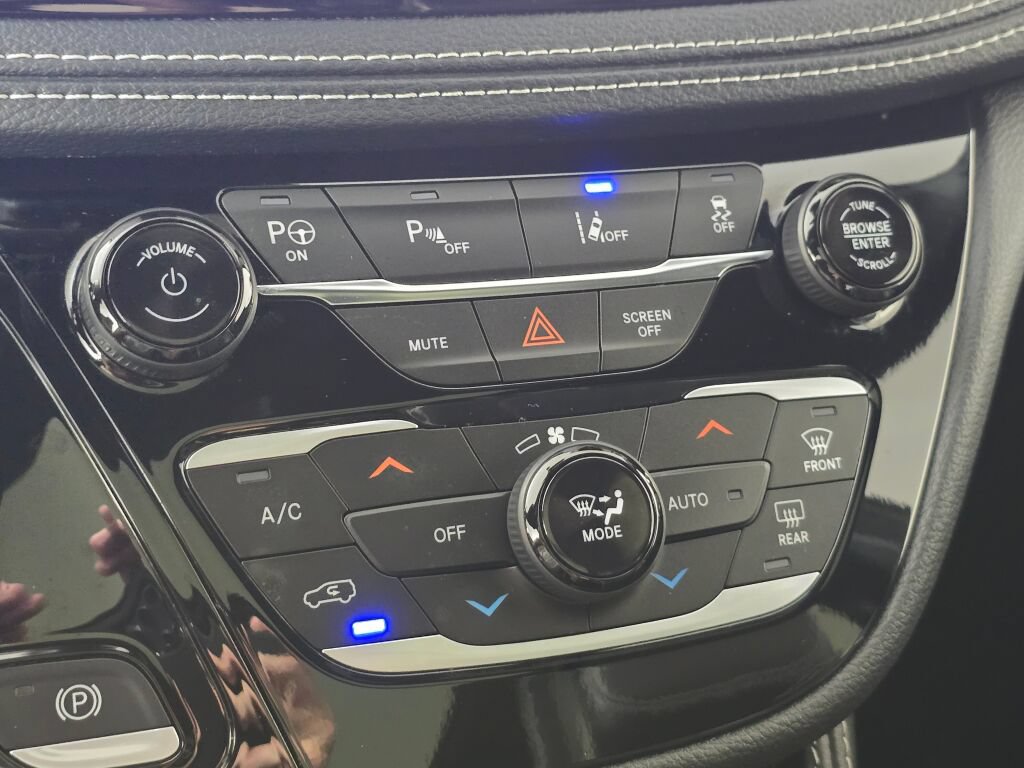 Used 2023 Chrysler Pacifica Limited w/ Uconnect Theater Family Group FWD image 32