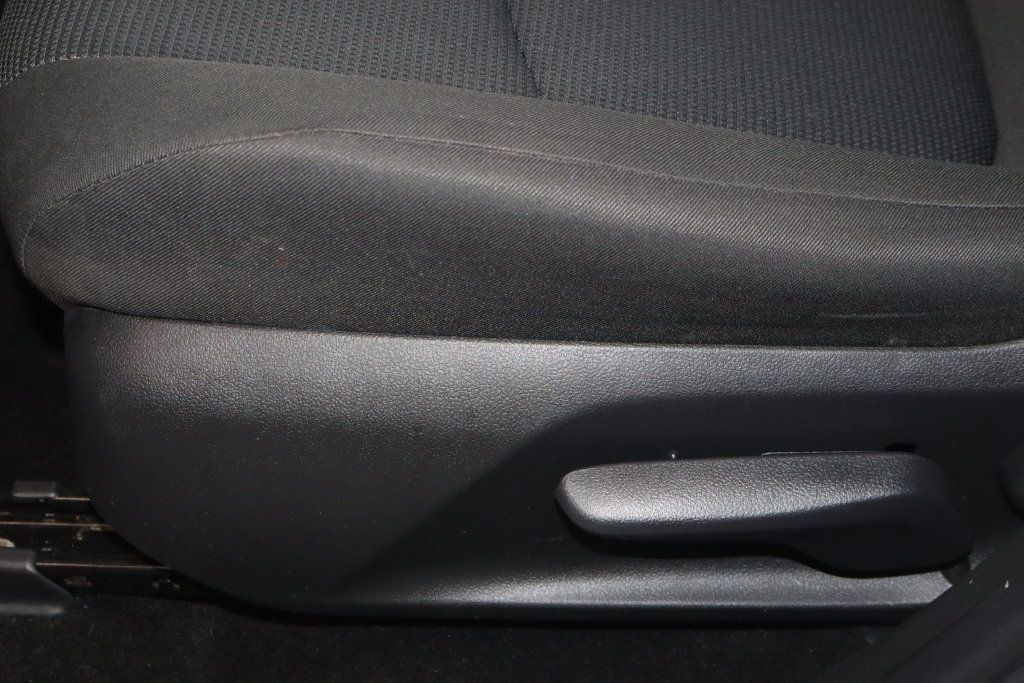 Used 2022 Toyota RAV4 LE AWD/4WD image 18