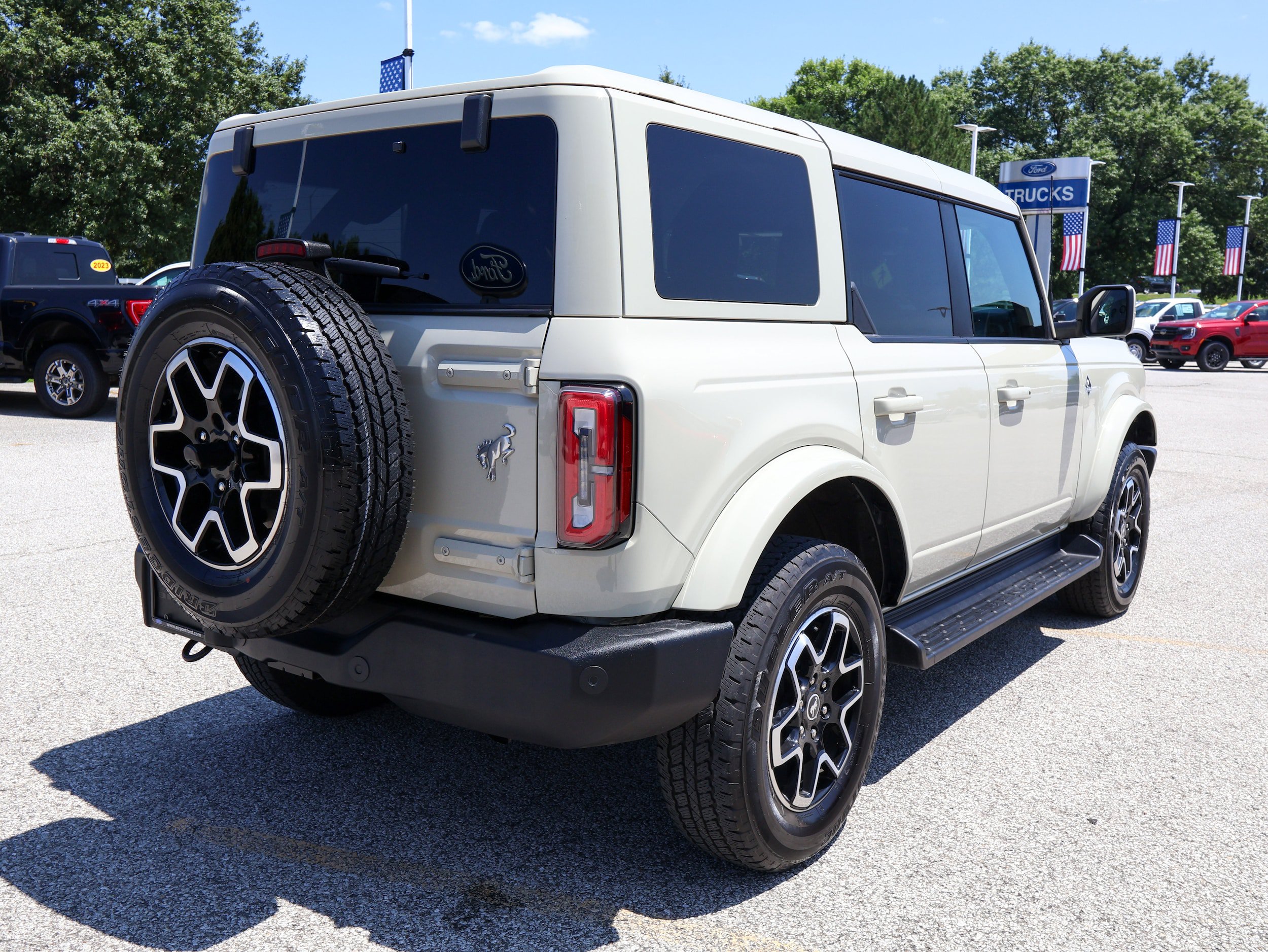 Used 2025 Ford Bronco Outer Banks AWD/4WD image 5
