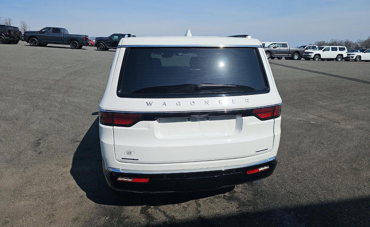 Used 2023 Jeep Wagoneer Series II w/ HD Trailer Tow Package image 5