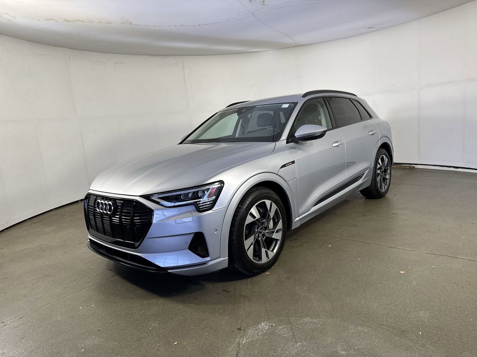 Used 2021 Audi e-tron Premium w/ Convenience Plus Package image 2