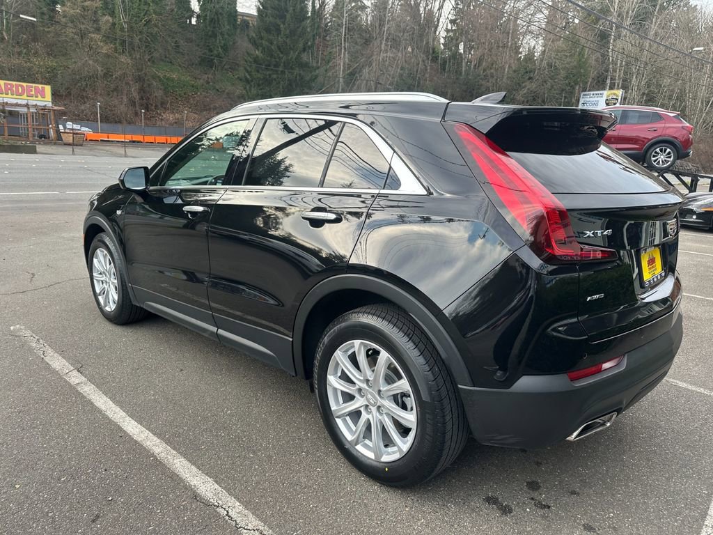 Used 2021 Cadillac XT4 Luxury w/ Cold Weather Package image 5