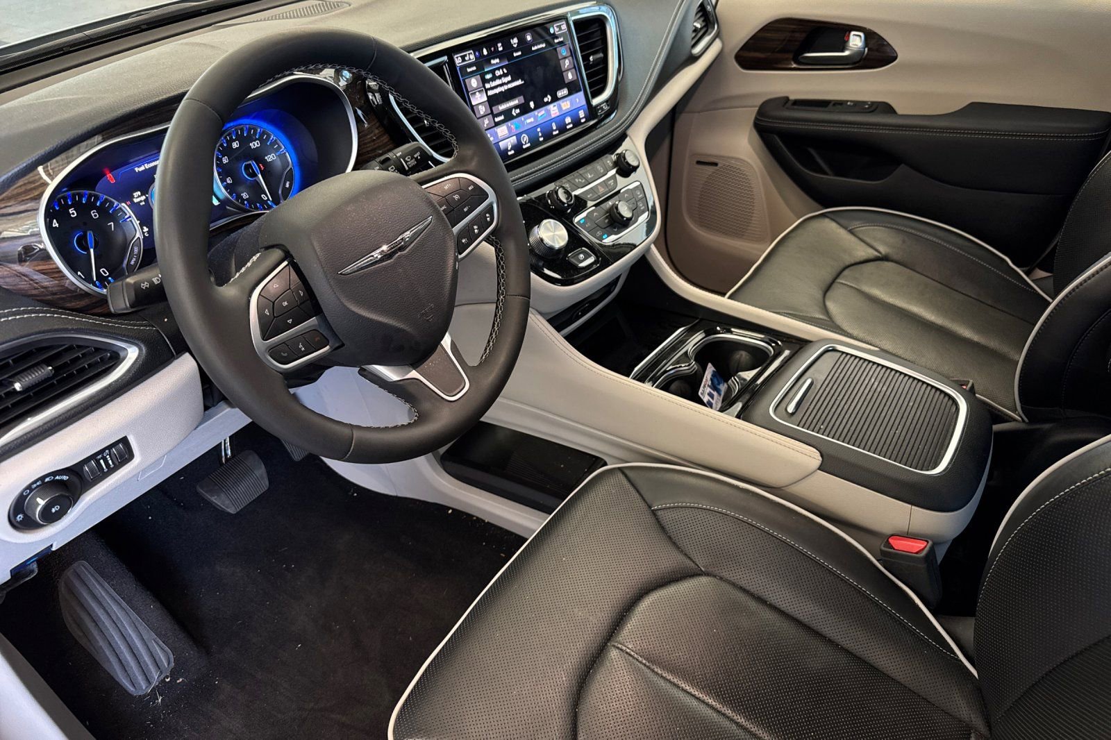 Used 2023 Chrysler Pacifica Limited w/ Uconnect Theater Family Group AWD/4WD image 11
