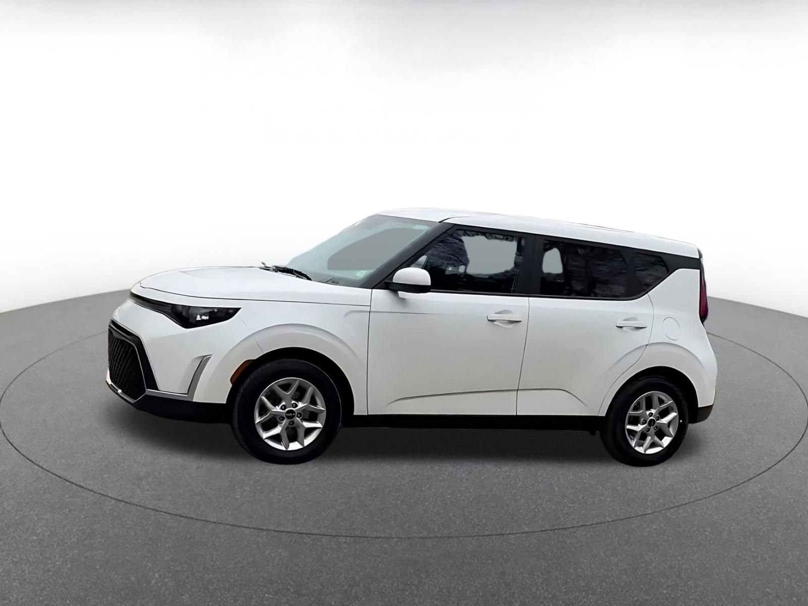 Used 2025 Kia Soul LX w/ LX Technology Package FWD image 8