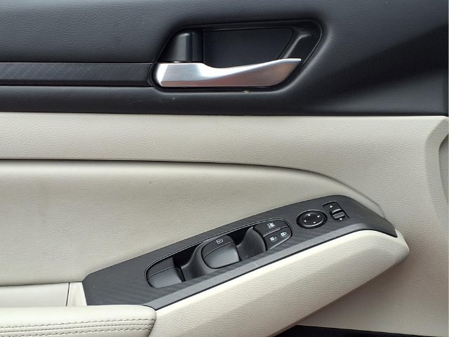 Used 2025 Nissan Altima 2.5 SV FWD image 19