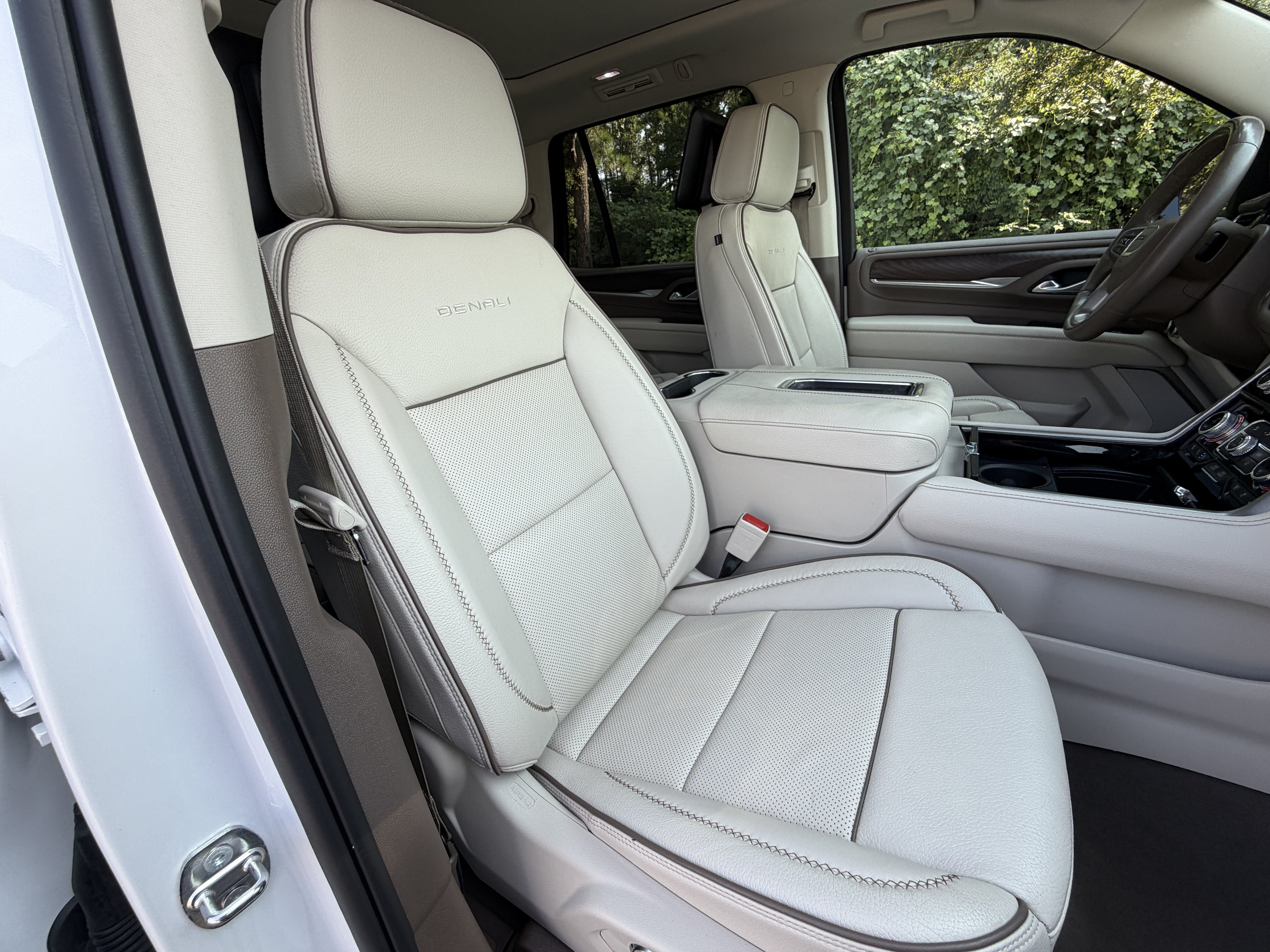 Used 2024 GMC Yukon Denali w/ Denali Reserve Package RWD image 14