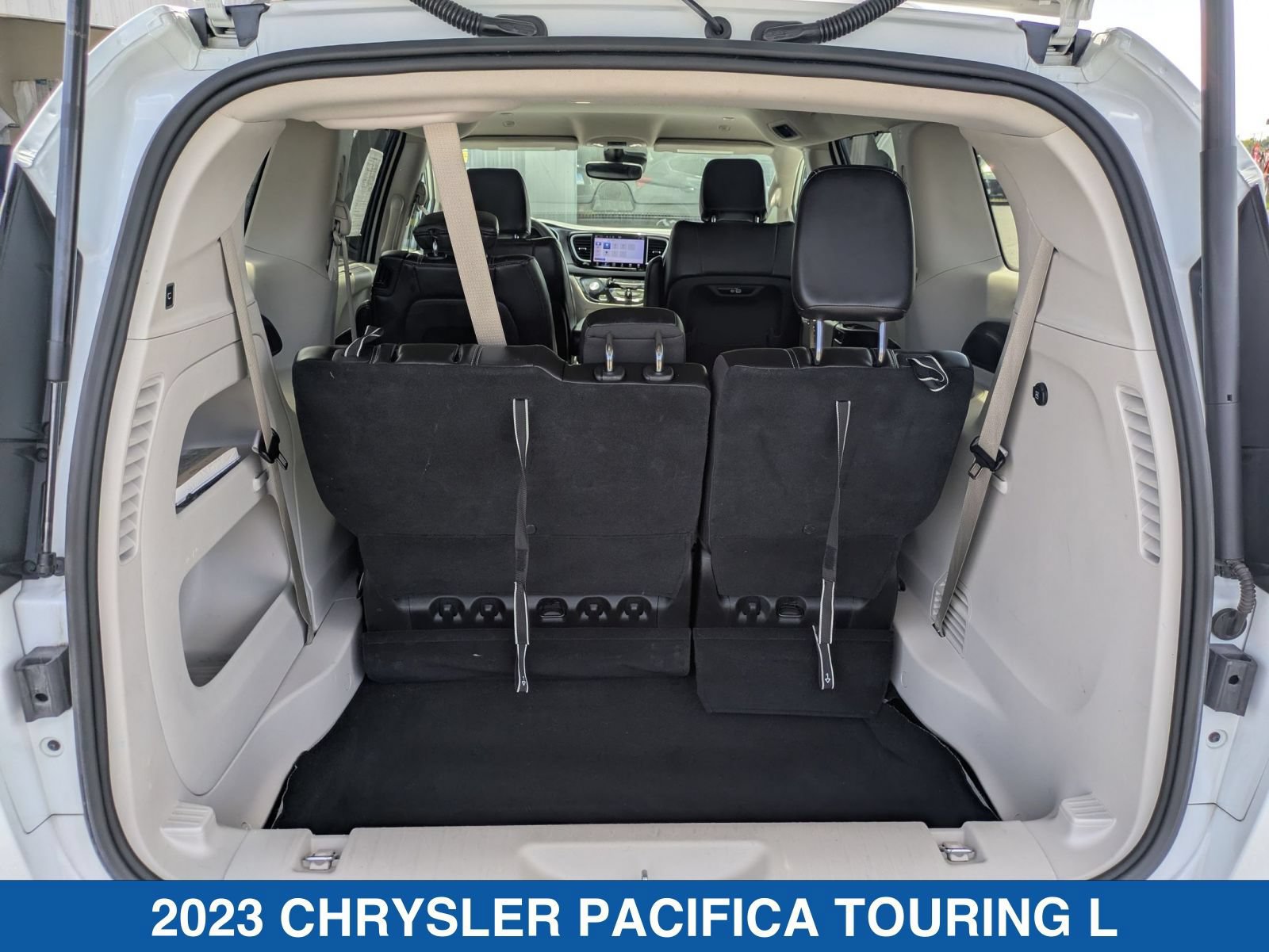 Used 2023 Chrysler Pacifica Touring-L FWD image 33