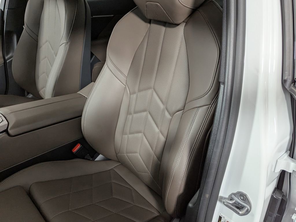 Used 2025 BMW 530i xDrive AWD/4WD image 18