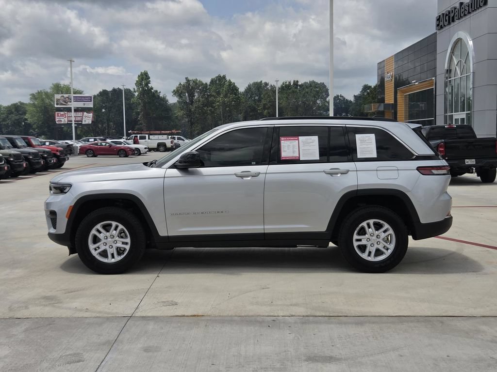 Used 2025 Jeep Grand Cherokee Laredo RWD image 4