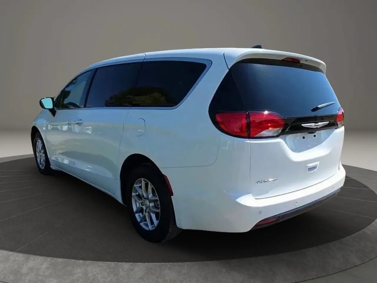 Used 2025 Chrysler Voyager LX FWD image 4