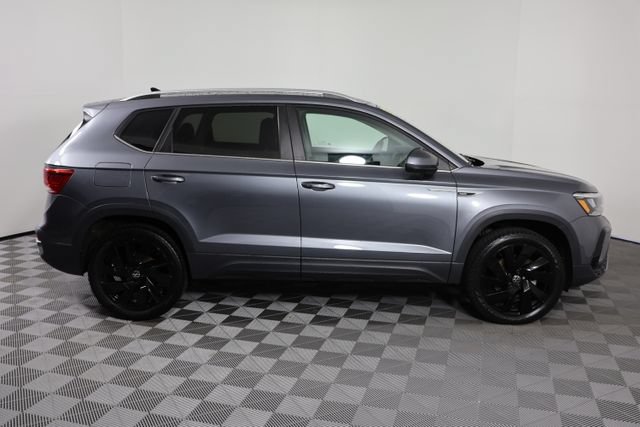 Used 2024 Volkswagen Taos SE w/ Panoramic Sunroof Package AWD/4WD image 9