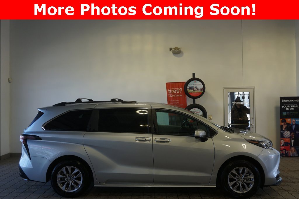 Used 2025 Toyota Sienna LE image 2