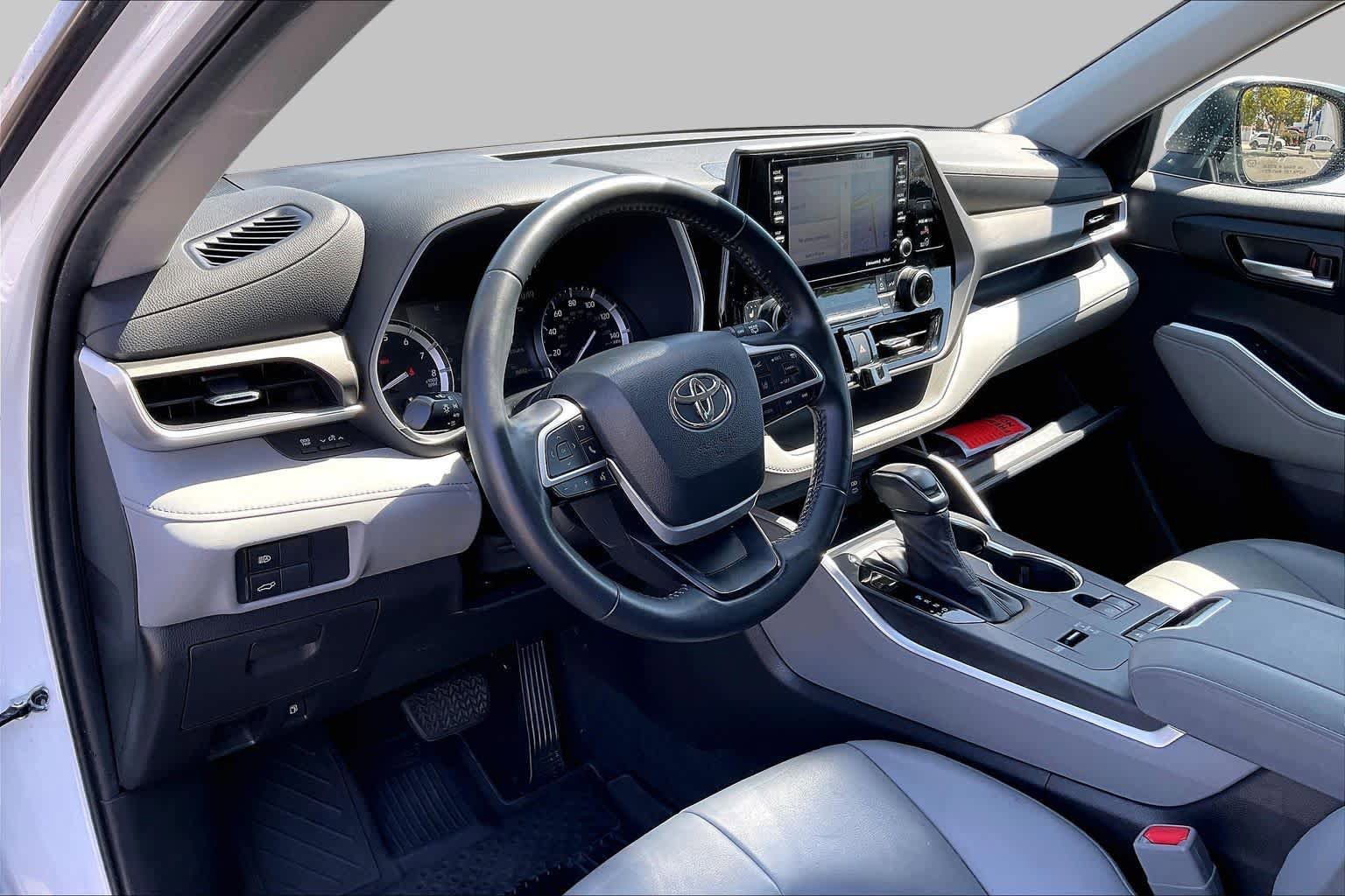 Used 2022 Toyota Highlander XLE FWD image 17