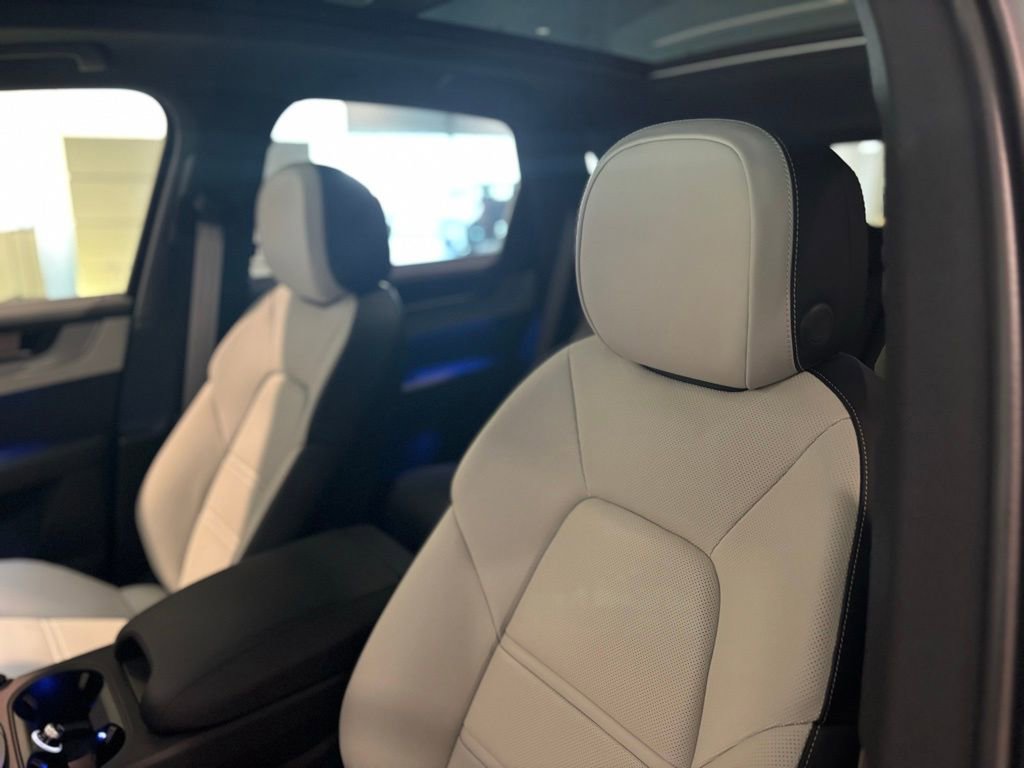 Certified 2025 Porsche Cayenne AWD/4WD image 6