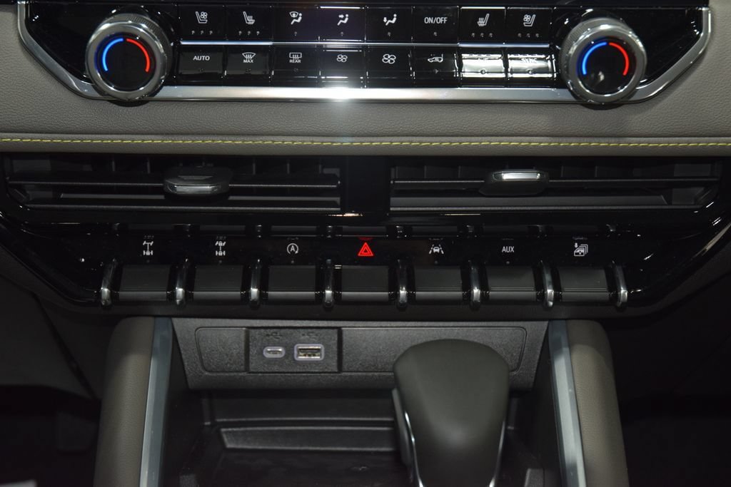 New 2026 Chevrolet Colorado ZR2 w/ Technology Package AWD/4WD image 37