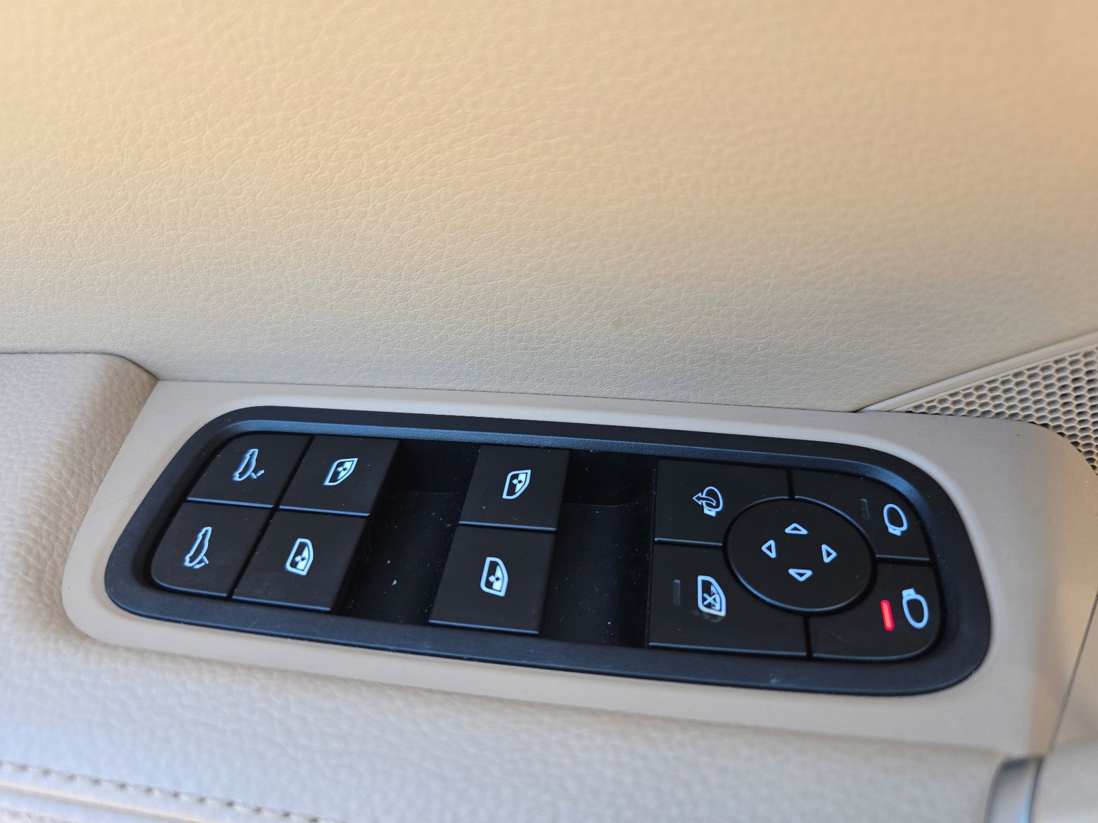 Used 2022 Porsche Cayenne Platinum Edition w/ Premium Package Plus image 33