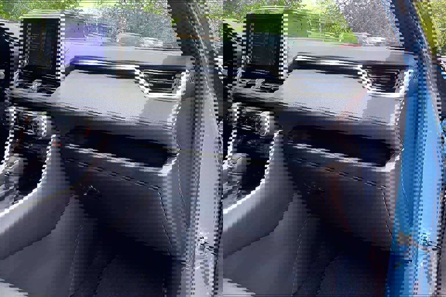 Used 2024 Toyota RAV4 SE image 18