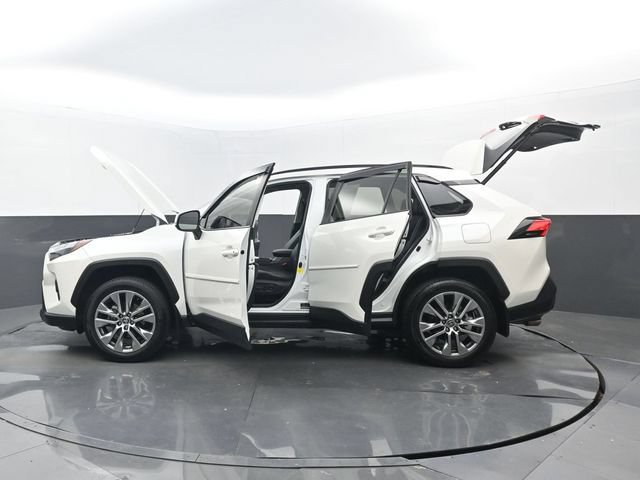 Used 2022 Toyota RAV4 XLE Premium AWD/4WD image 34