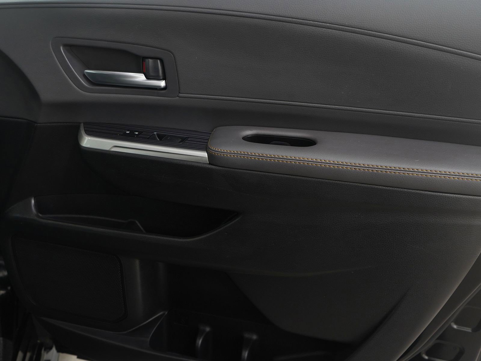 Used 2023 Toyota Sienna XLE Woodland Edition image 9