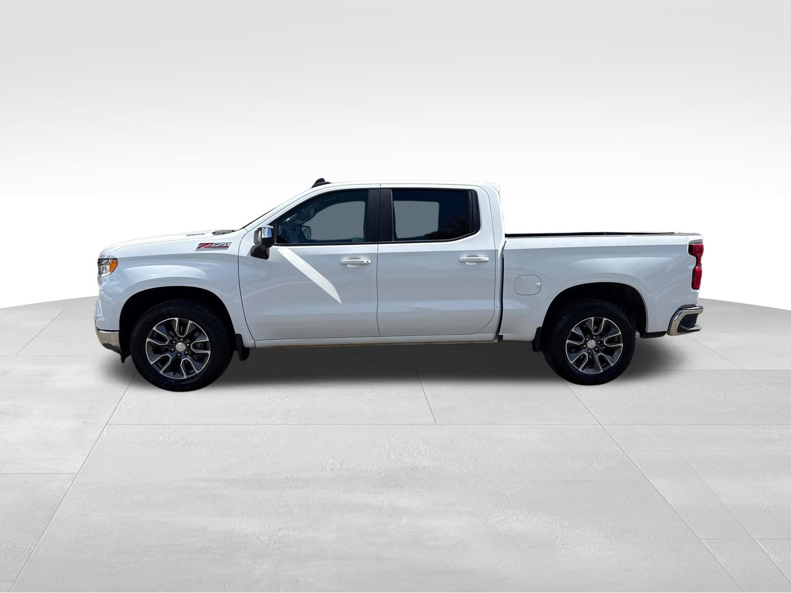 Used 2023 Chevrolet Silverado 1500 LT AWD/4WD image 2