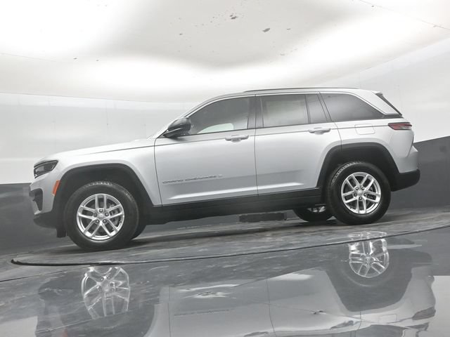 New 2026 Jeep Grand Cherokee Laredo w/ Trailer Tow Package AWD/4WD image 44