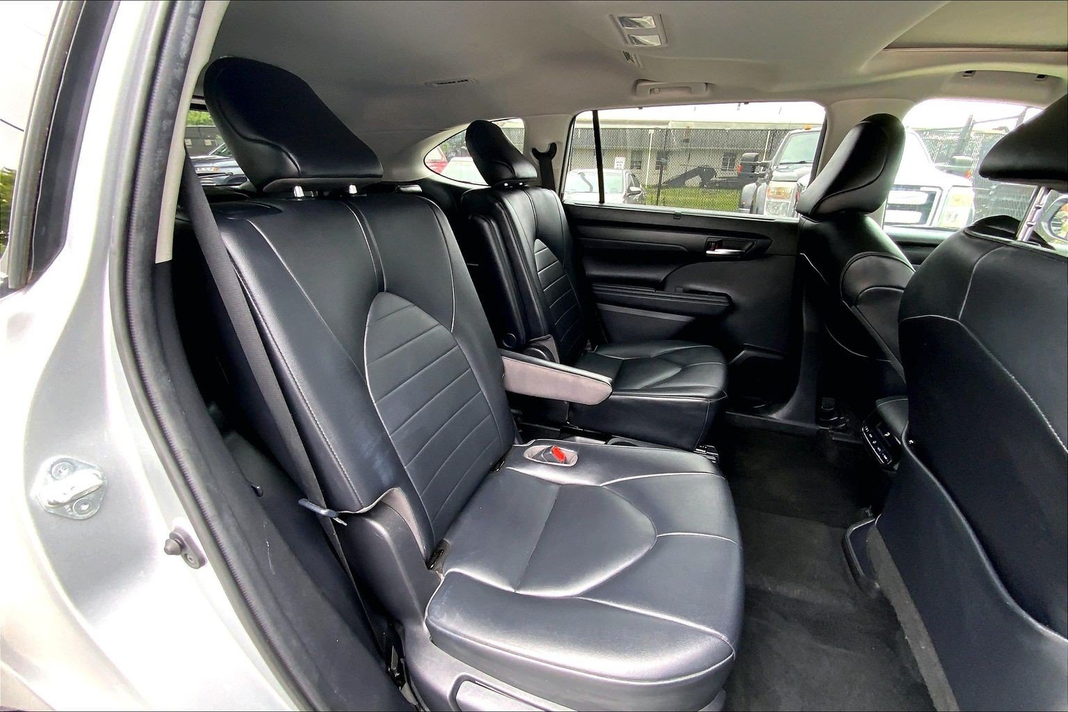 Used 2021 Toyota Highlander XLE FWD image 32