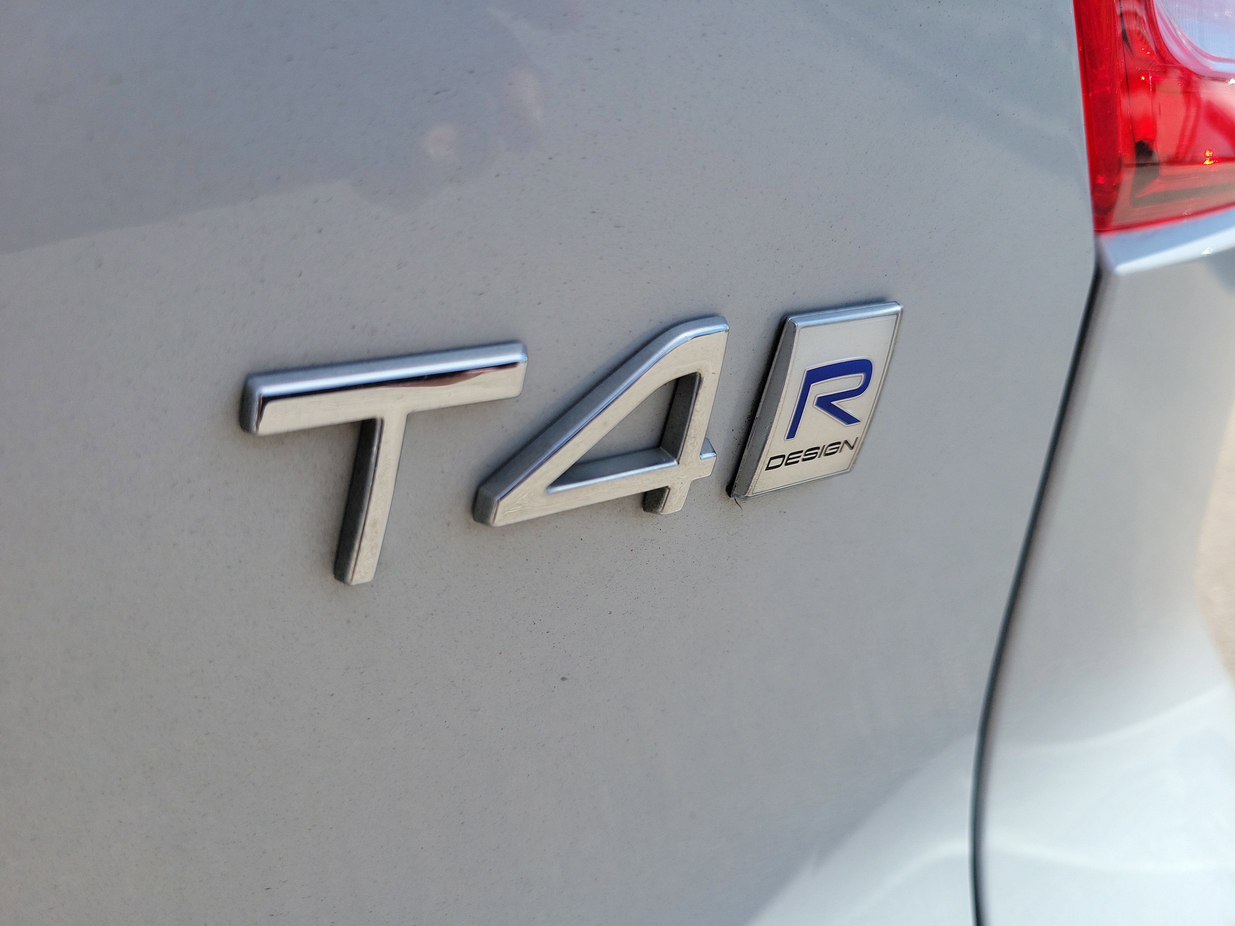 Used 2020 Volvo XC40 T4 R-Design w/ Protection Package Premier image 11