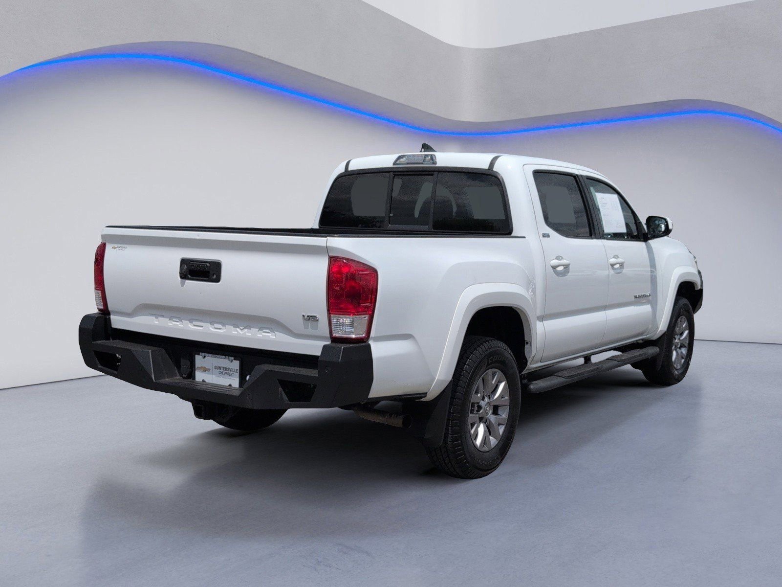 Used 2017 Toyota Tacoma SR5 w/ Tow Package RWD image 3