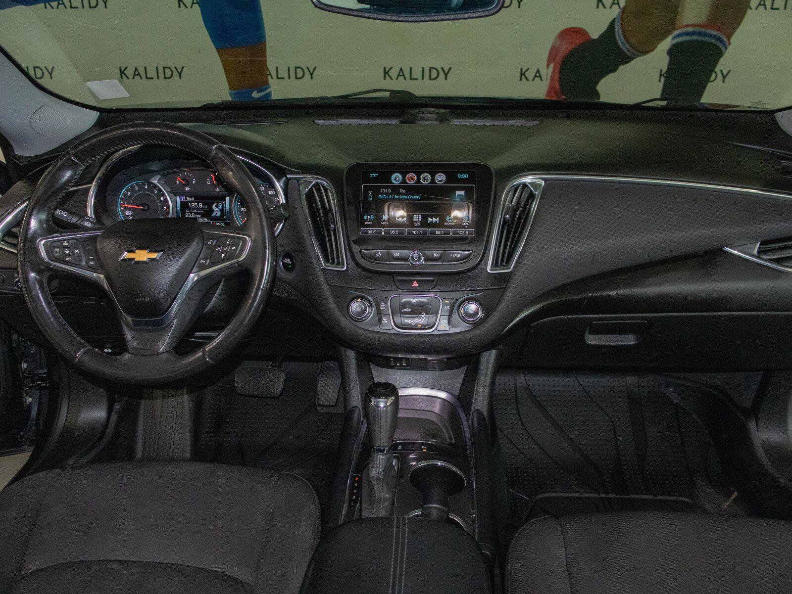 Used 2018 Chevrolet Malibu LT w/ Driver Confidence Package FWD image 3