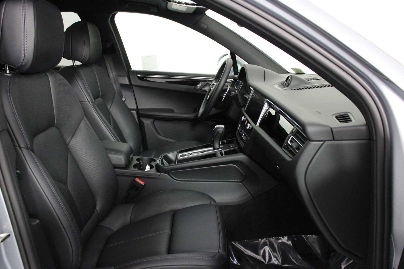 Certified 2025 Porsche Macan image 31