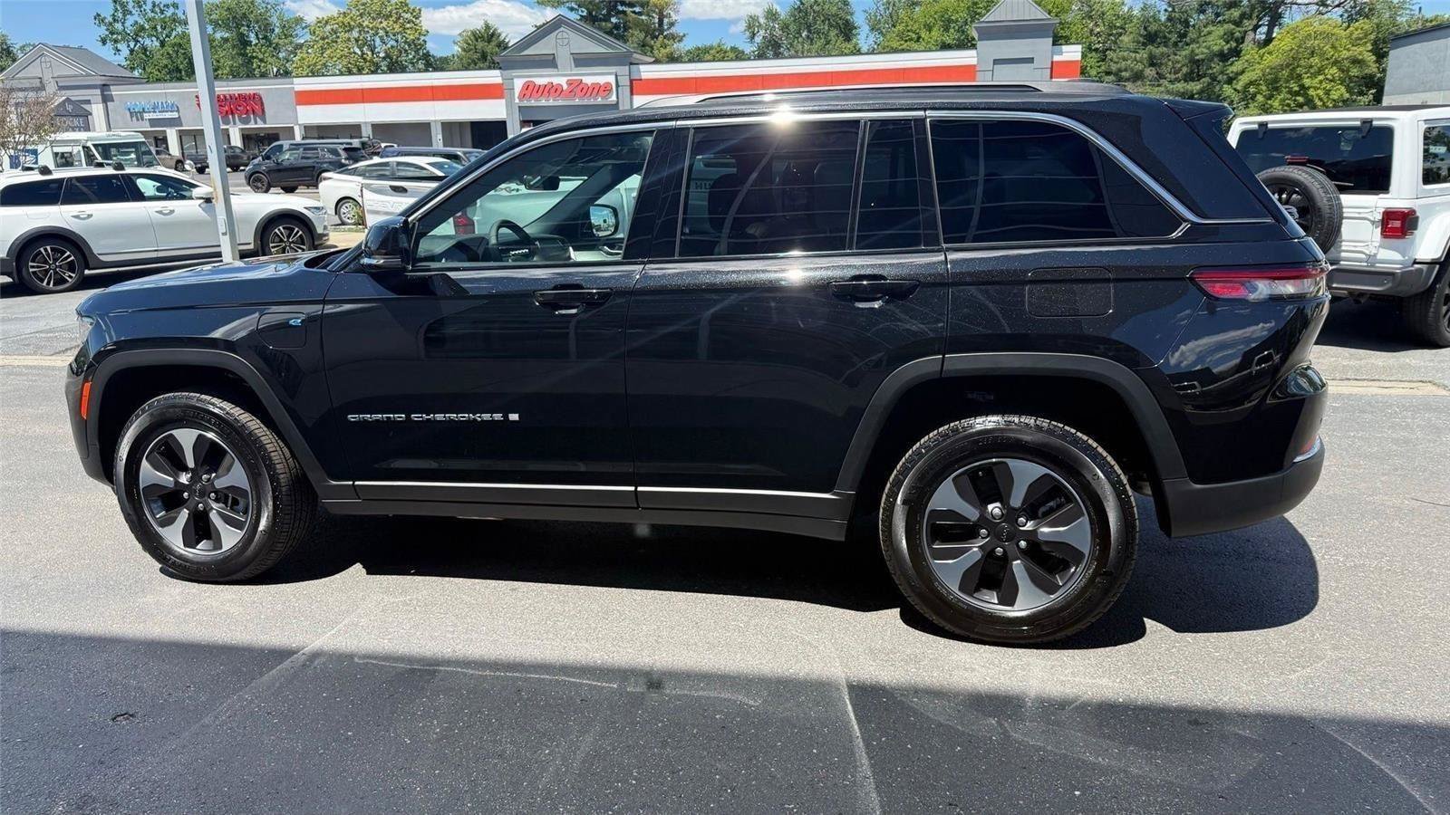 Used 2025 Jeep Grand Cherokee Limited 4xe AWD/4WD image 6