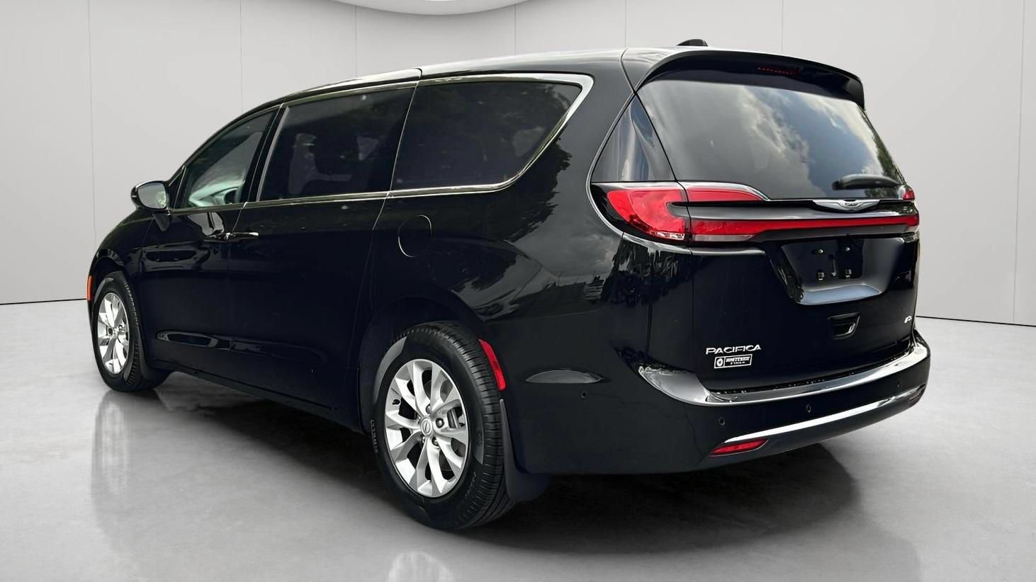 New 2025 Chrysler Pacifica Select w/ Uconnect Theater Family Group AWD/4WD image 10