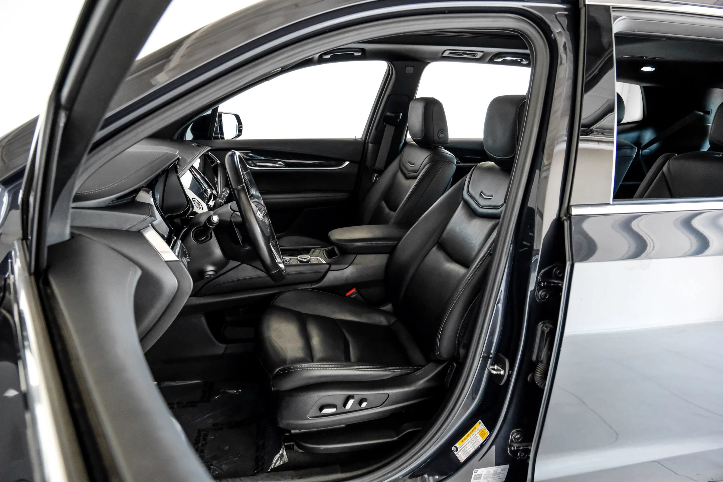 Used 2022 Cadillac XT6 Premium Luxury w/ Technology Package FWD image 24