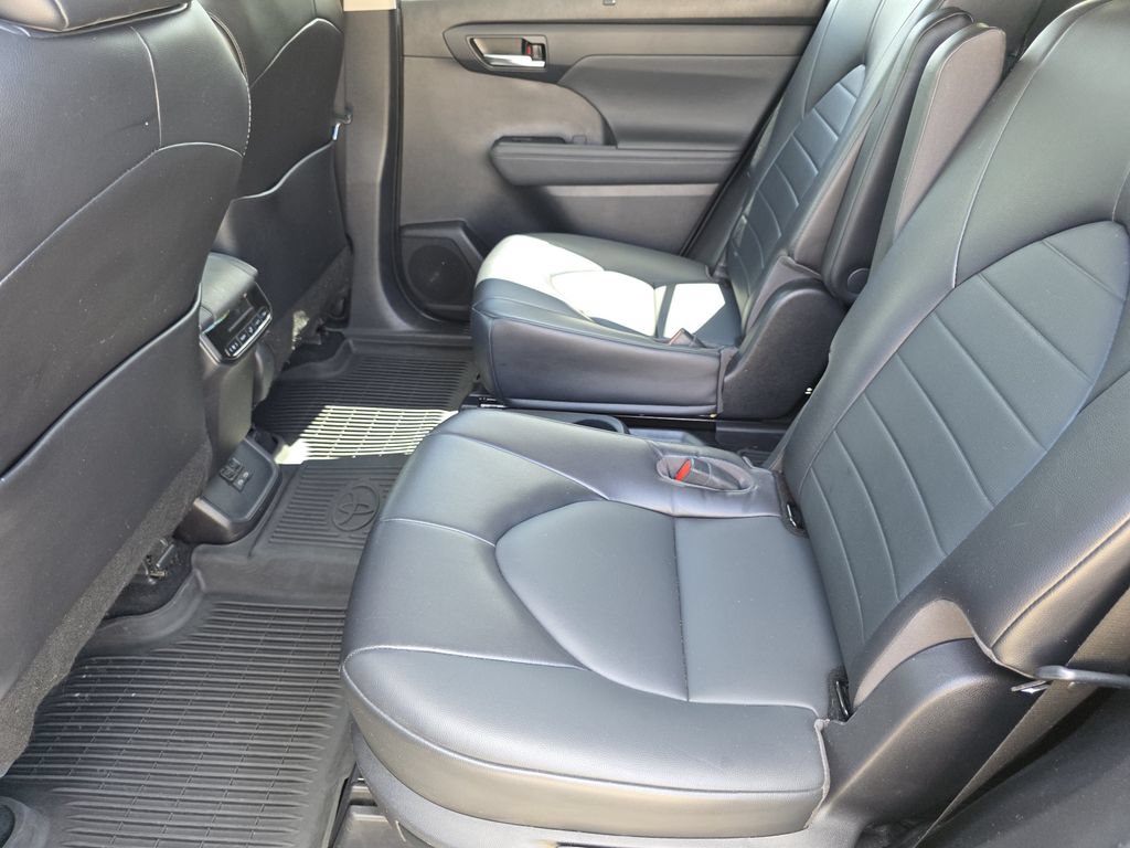 Used 2022 Toyota Highlander XLE AWD/4WD image 18