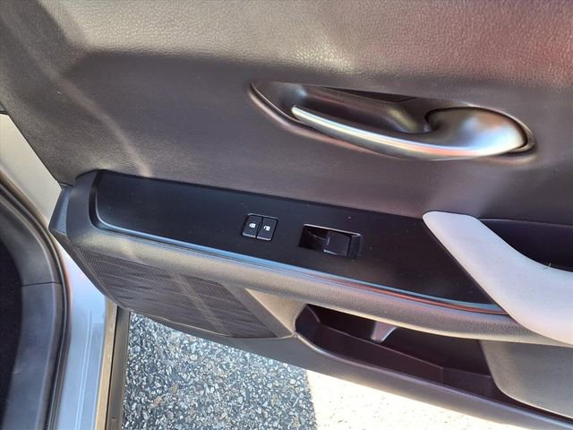 Used 2020 Lexus UX 200 image 25