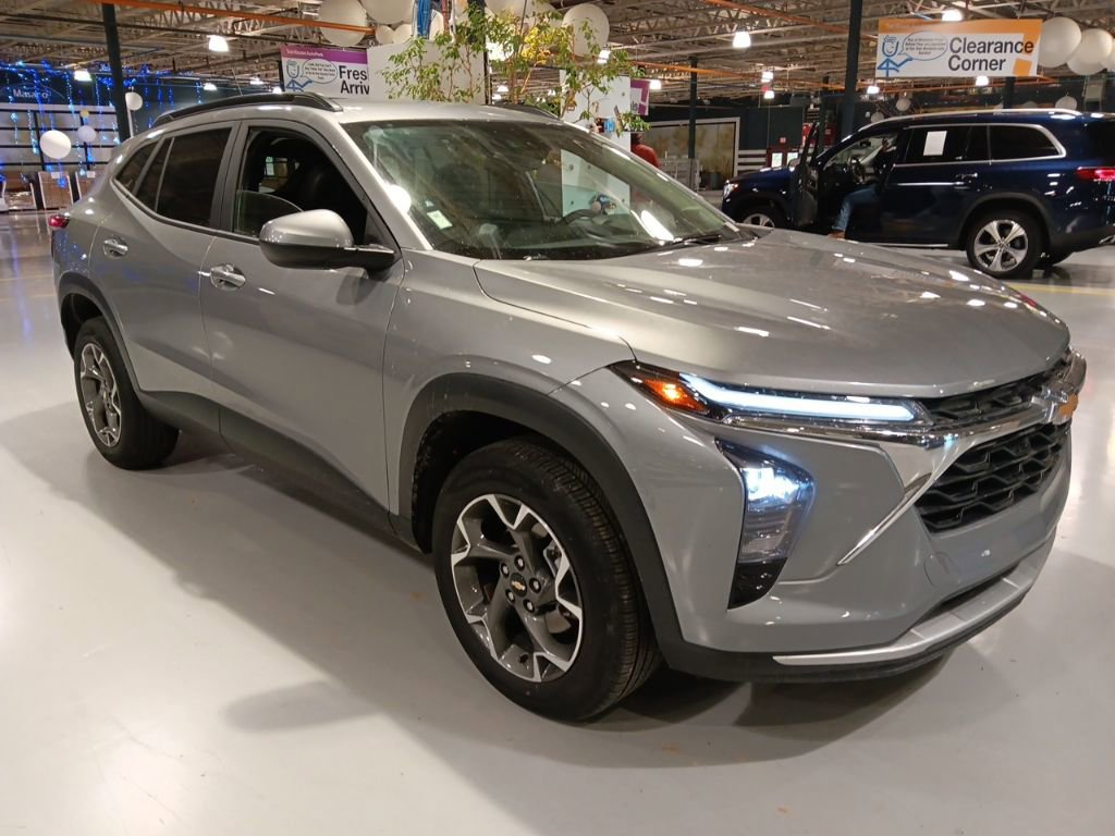 Used 2024 Chevrolet Trax LT w/ LT Convenience Package image 4