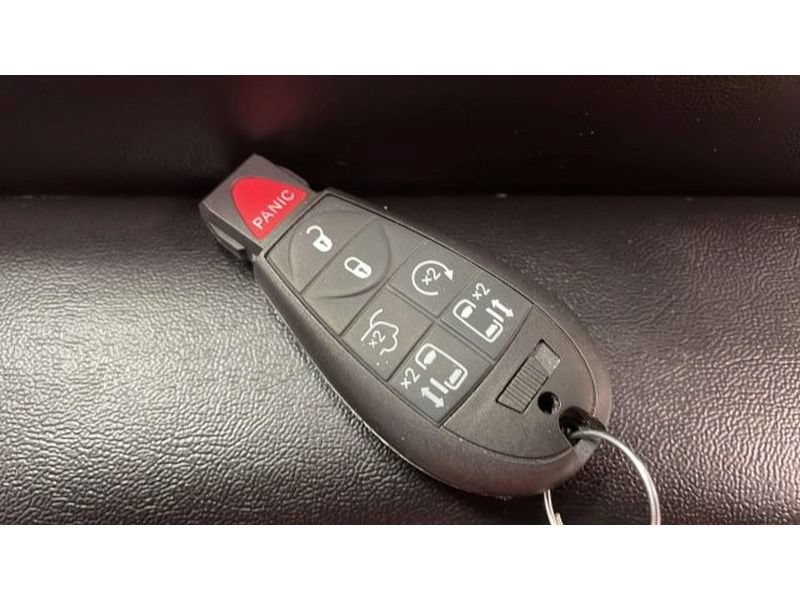Used 2011 Chrysler Town & Country Touring-L w/ Entertainment Group #2 FWD image 19