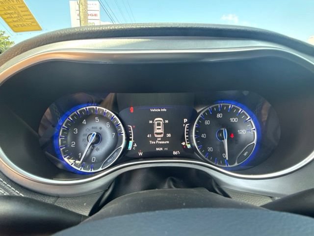 Used 2025 Chrysler Pacifica Limited w/ Uconnect Theater Family Group FWD image 20
