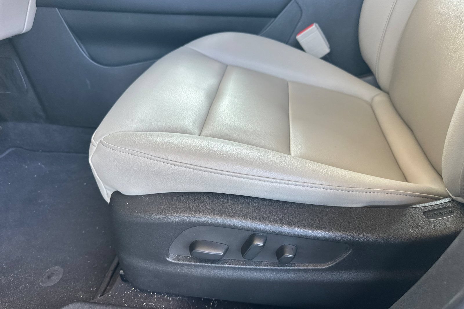 Used 2022 Cadillac XT4 Luxury w/ Cold Weather Package FWD image 13