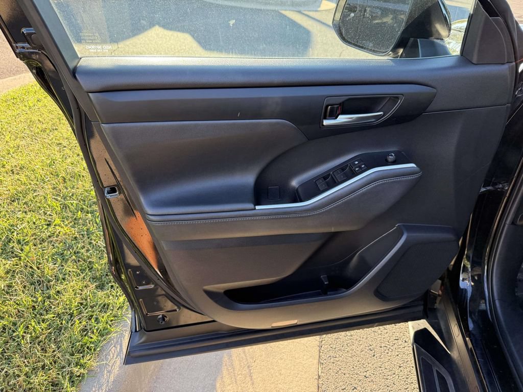 Used 2021 Toyota Highlander XLE AWD/4WD image 32