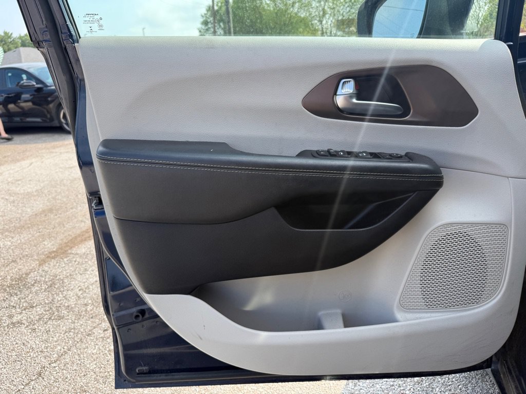Used 2020 Chrysler Voyager LX FWD image 13
