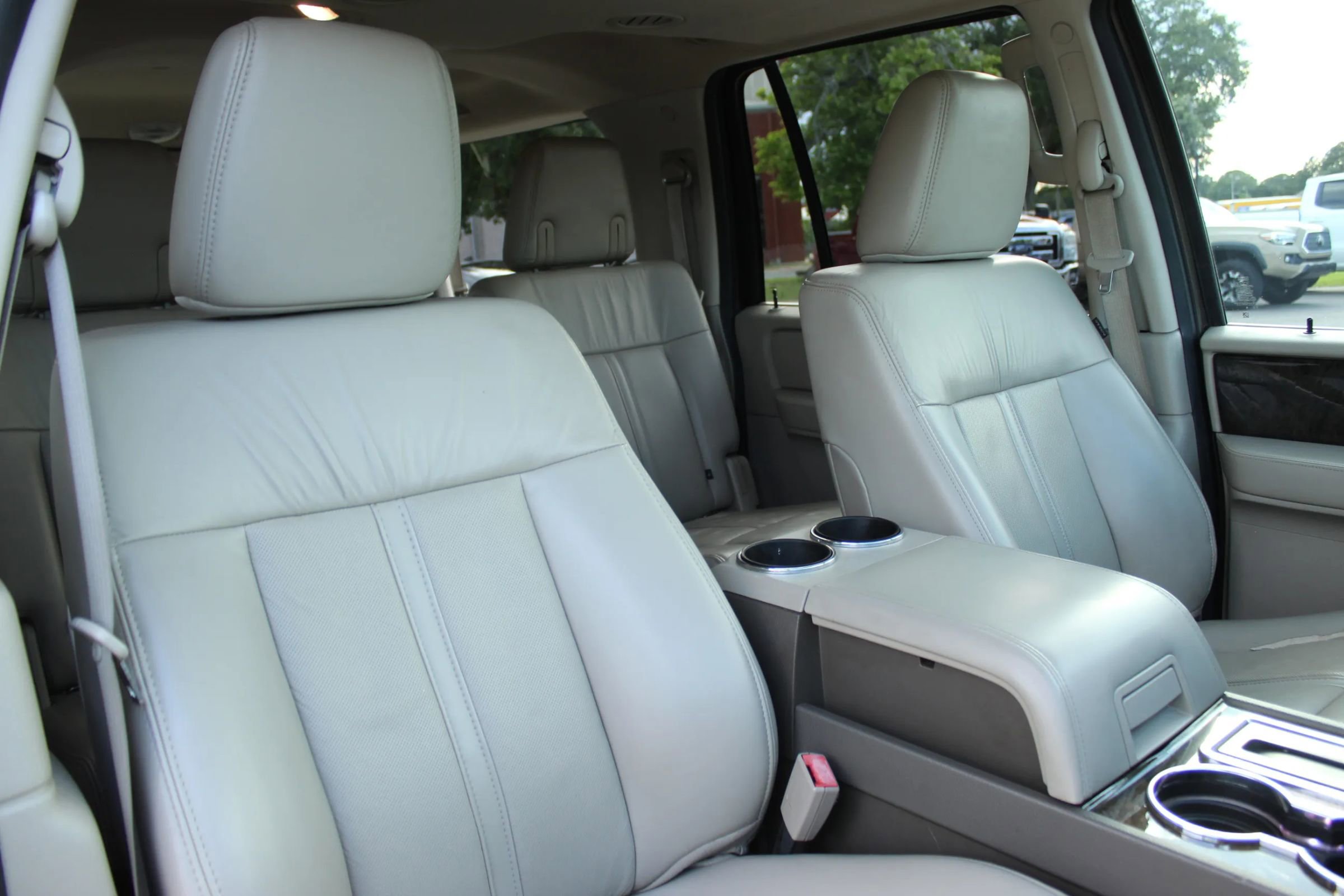 Used 2017 Lincoln Navigator L Select RWD image 30