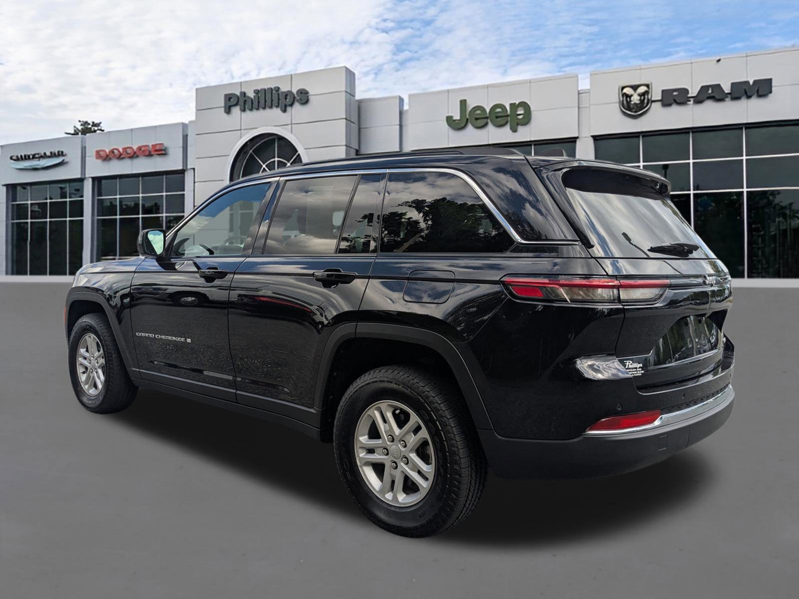 Certified 2025 Jeep Grand Cherokee Laredo w/ Luxury Tech Group I image 5